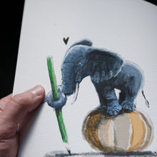Laden Sie das Bild in den Galerie-Viewer, "Kleiner Elefant mit Bleistift" Illustration