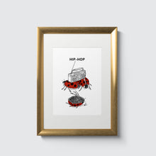 Laden Sie das Bild in den Galerie-Viewer, Eingerahmte Zeichnung, Illustration von drei roten Marienkäfern die HipHop feiern und mit einem Ghettoblaster Breakdance tanzen. Rahmen aus Holz in goldener Farbe im Format Din A4 mit Passepartout.