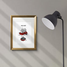 Laden Sie das Bild in den Galerie-Viewer, Eingerahmte Zeichnung, Illustration von drei roten Marienkäfern die HipHop feiern und mit einem Ghettoblaster Breakdance tanzen. Rahmen aus Holz in goldener Farbe im Format Din A4 mit Passepartout hängt an einer hellgrauen Wand mit einfallendem Licht von links.