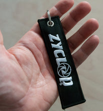 Laden Sie das Bild in den Galerie-Viewer, DER HOODIE. Oversize-Kapuzenpullover mit Aufdruck "Hoodie.", schwarz