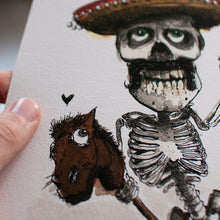 Laden Sie das Bild in den Galerie-Viewer, &quot;¡Ay, caramba! - Revolver-Skelett mit Steckenpferd&quot; Illustration

