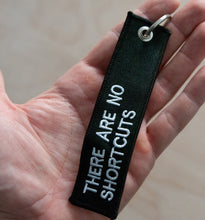 Laden Sie das Bild in den Galerie-Viewer, DER HOODIE. Oversize-Kapuzenpullover mit Aufdruck &quot;Hoodie.&quot;, schwarz
